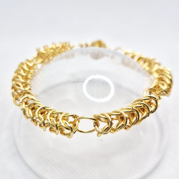 Gold plated chainmaille bracelet with fancy gold coloured magnetic clasp