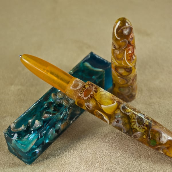 Artisan collectors rollerball pen hand made from real sea shells. SB9
