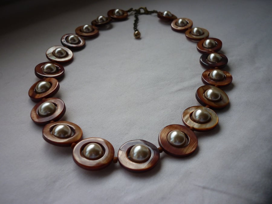 CHESTNUT BROWN AND CHAMPAGNE SHELL DONUT BEADS NECKLACE.  872