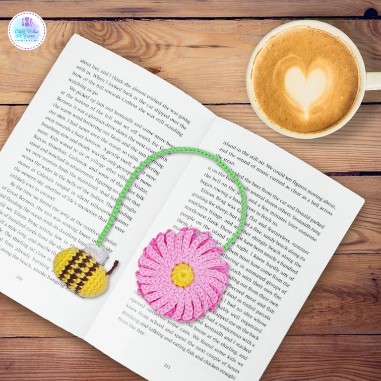 Pink daisy and bee crochet bookmark. Gerbera bookmark. Flower bookmark.