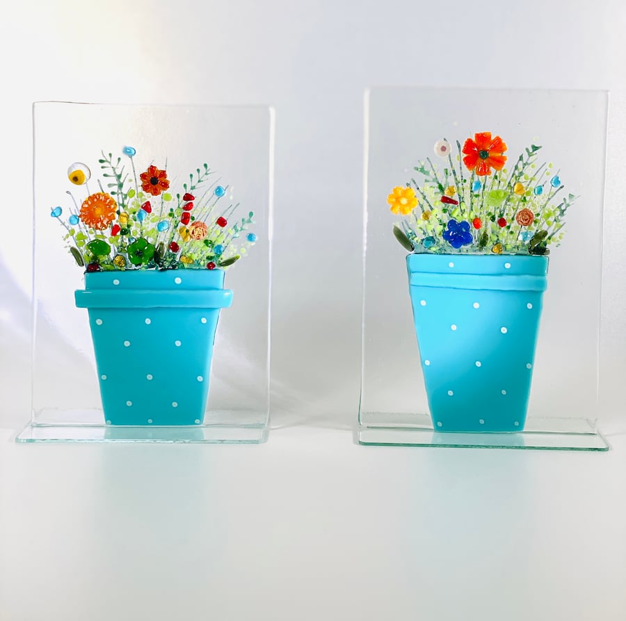 Fused glass flower pot of everlasting flowers