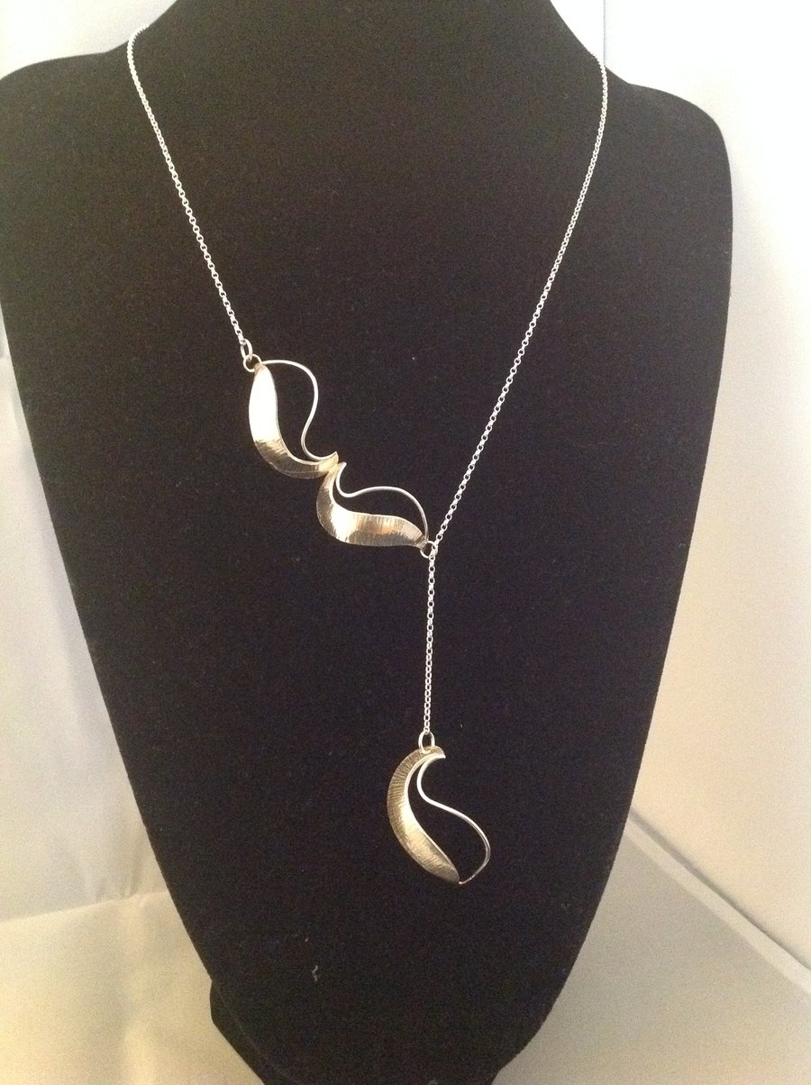 Shell shaped lariat necklace