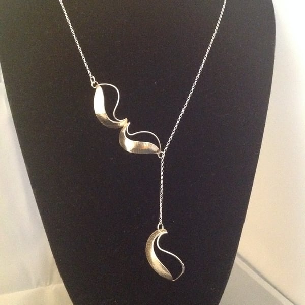 Shell shaped lariat necklace