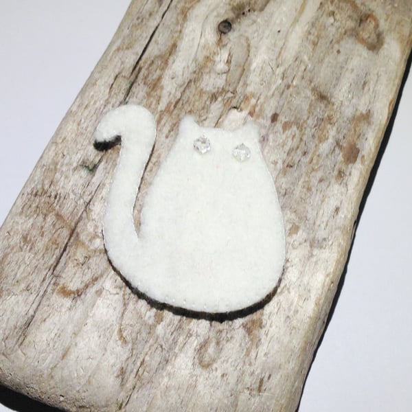 White Cat Brooch with Swarovski Crystal Eyes - UK Free Post