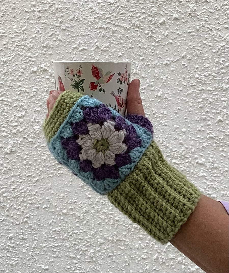 FINGERLESS MITTS , gloves .' Solstice' . Alpaca, wool blend. Fresh shades.