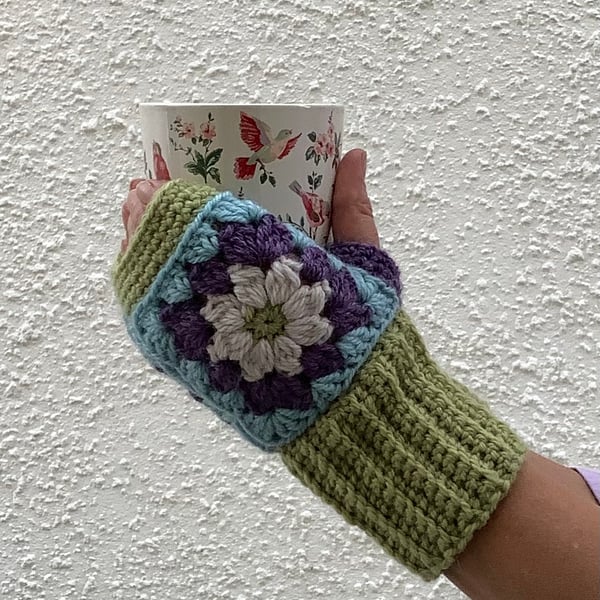 FINGERLESS MITTS , gloves .' Solstice' . Alpaca, wool blend. Fresh shades.