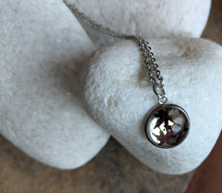 Stainless steel necklace with glass and leaf pendant 