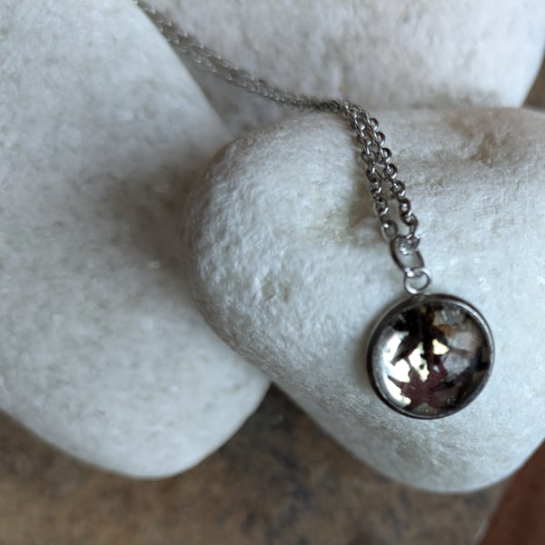 Stainless steel necklace with glass and leaf pendant 