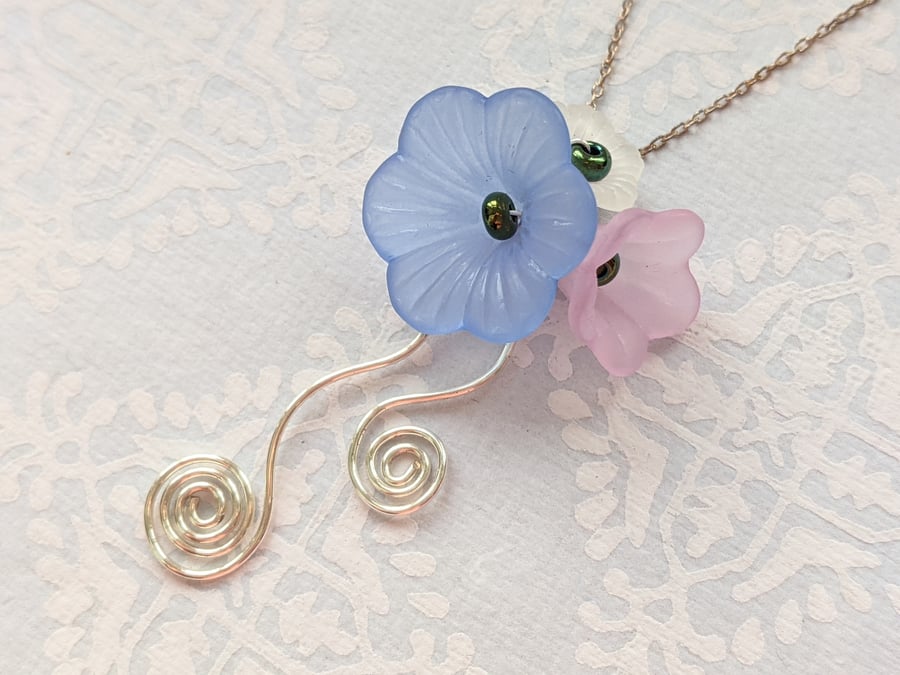 Flower and wirework necklace and pendant
