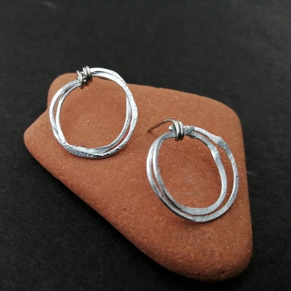 Modern hammered silver circles stud earrings
