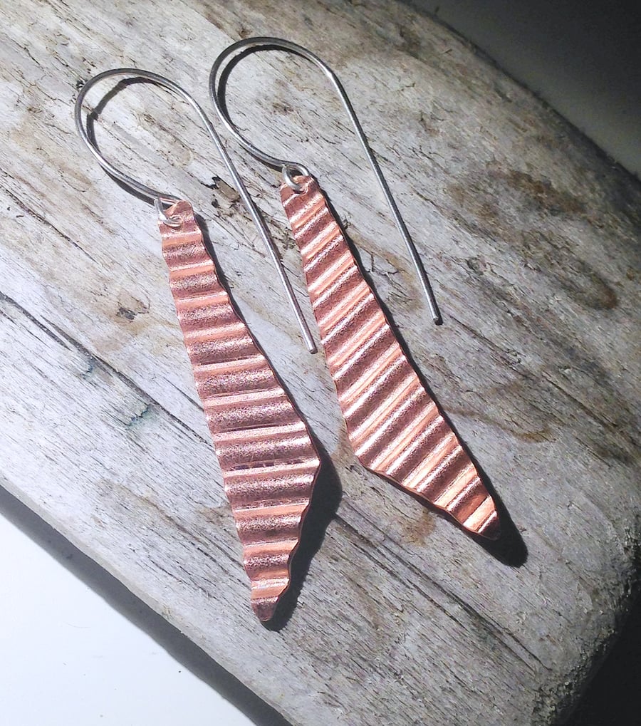 Corrugated Hammered Copper Dangle Earrings (ERCUDGCG1) - UK Free Post