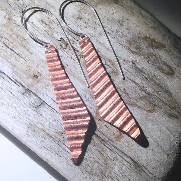 Corrugated Hammered Copper Dangle Earrings (ERCUDGCG1) - UK Free Post