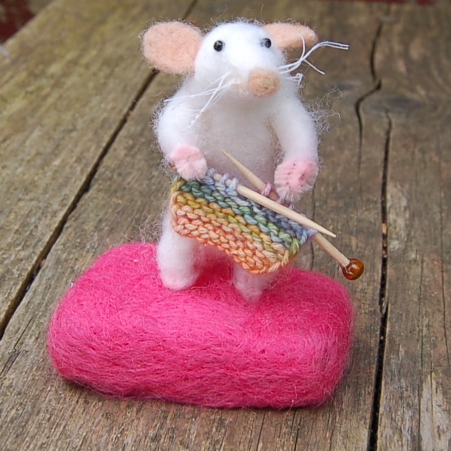 Knitting mouse    - needlefelt wool textile art. 