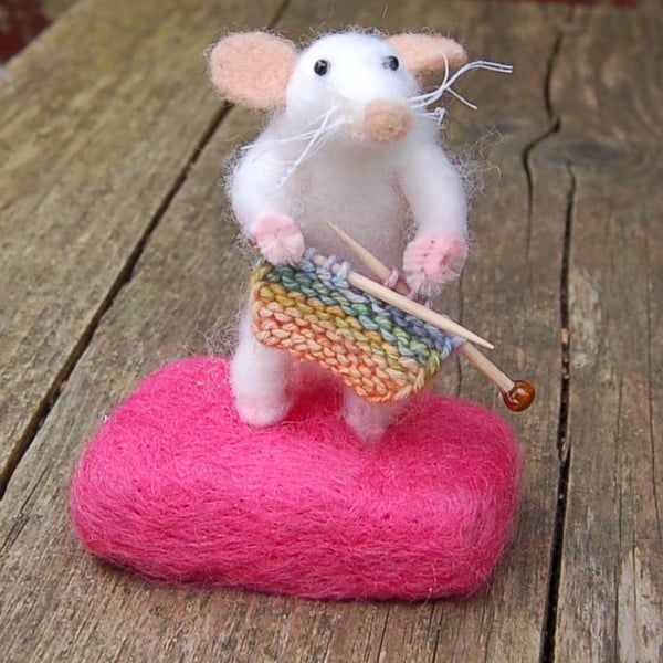 Knitting mouse    - needlefelt wool textile art. 