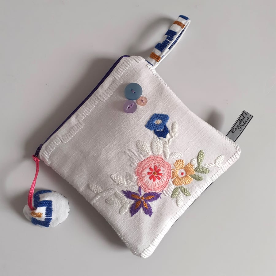  Seconds Sunday Pretty vintage floral embroidery make up bag.