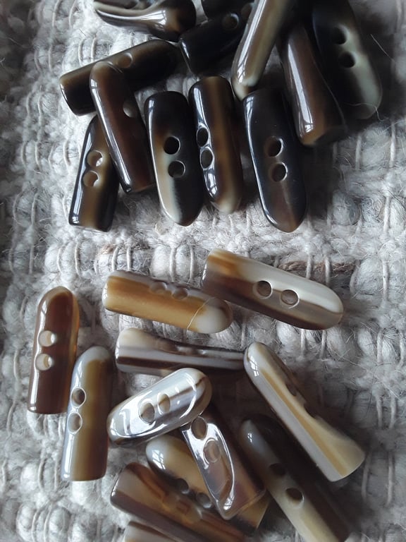 40 mm (1 and 1 2") Contoured Polyester Horn Toggle in 2 colours