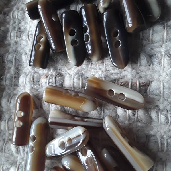 40 mm (1 and 1 2") Contoured Polyester Horn Toggle in 2 colours