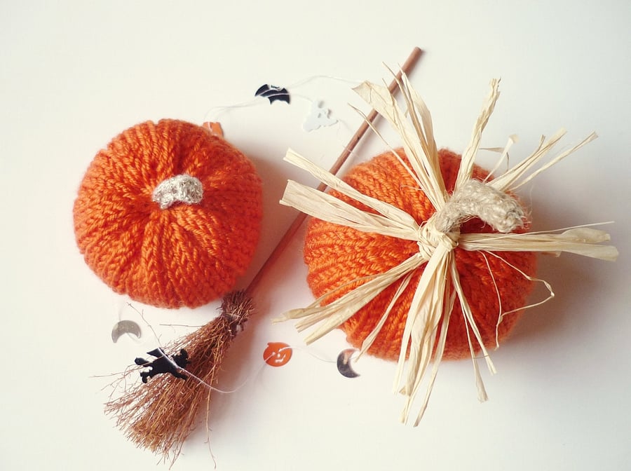 Knitted orange pumpkins - Trick or Treat party - Autumn home decorations