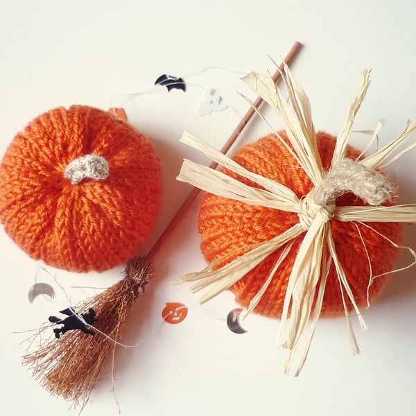 Knitted orange pumpkins - Trick or Treat party - Autumn home decorations