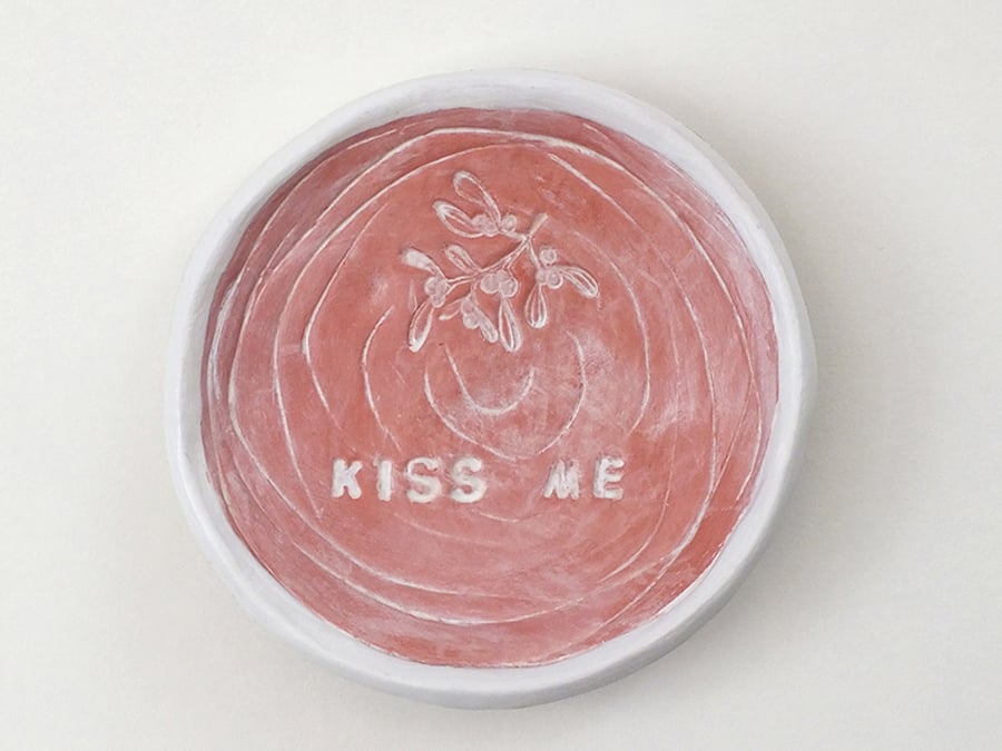 A 'Kiss Me' under the mistletoe decorative dish, trinket dish, jewellery dish