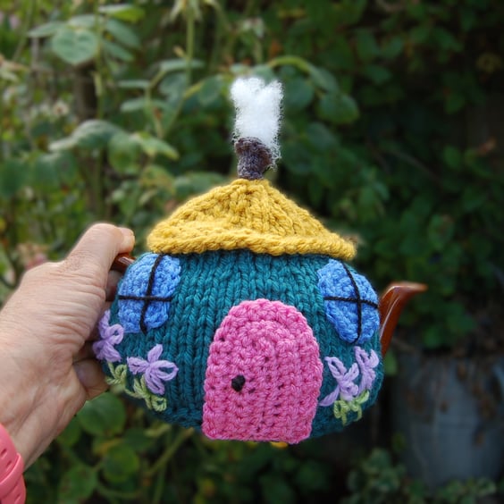Knitted tea cosy -  Country cottage design to fit a one or two cup teapot