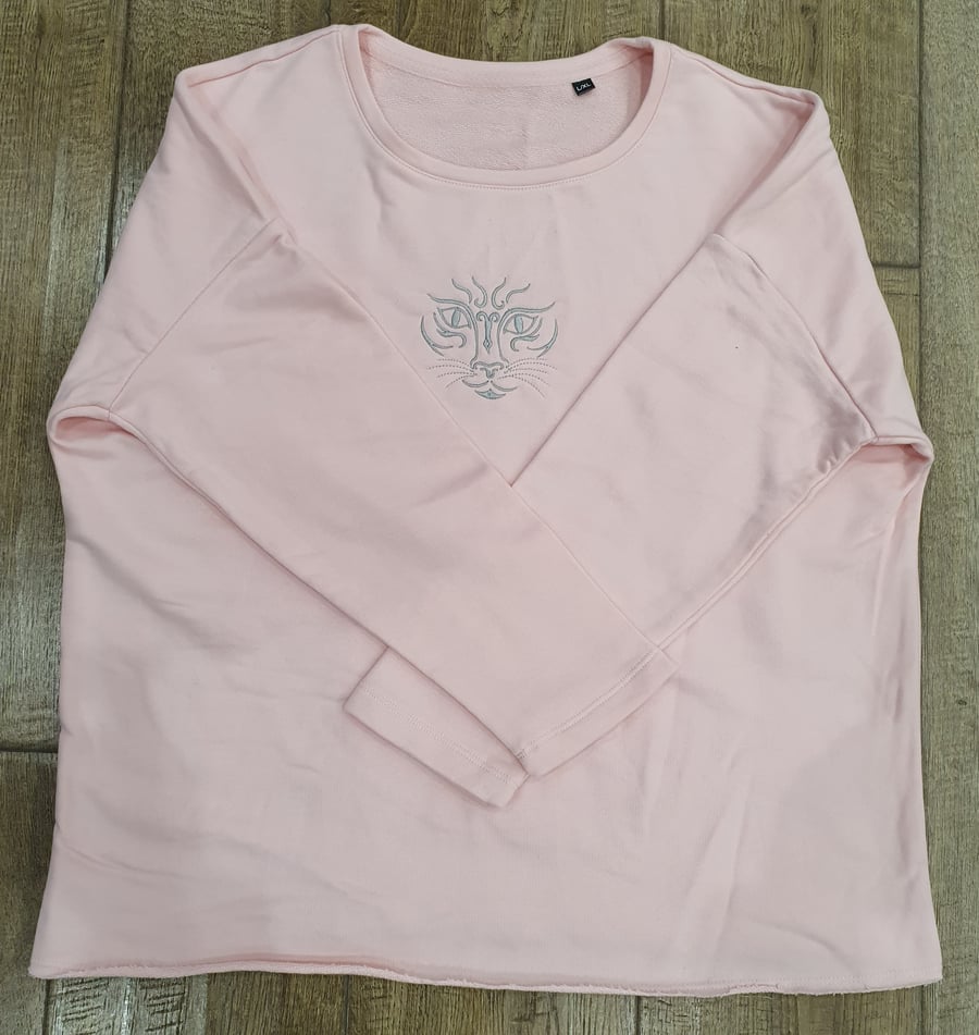 Oversized sweatshirt with embroidered cat face