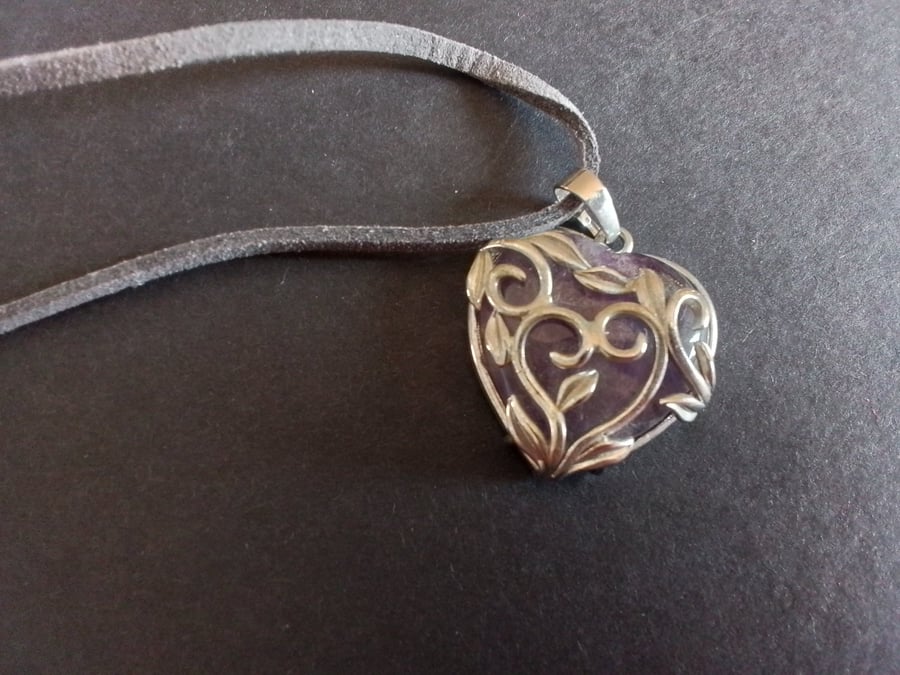 Amethyst pendant. Leather strap. Ref 515