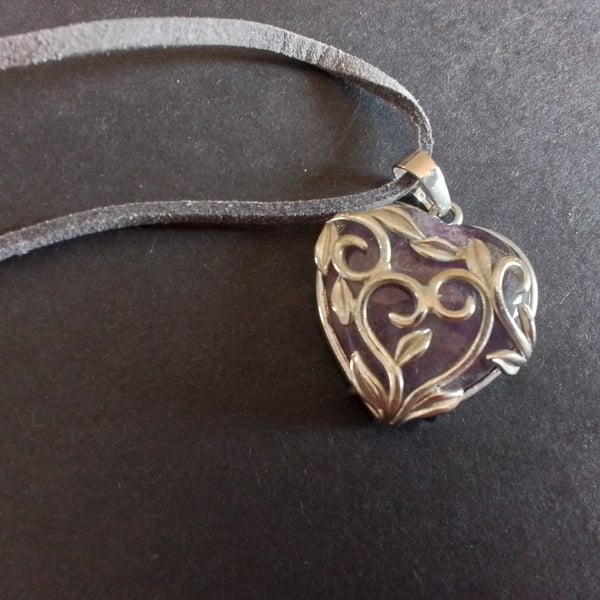 Amethyst pendant. Leather strap. Ref 515