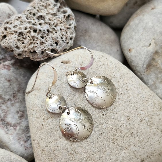 Disc earrings in sterling silver with imprinted flower pattern