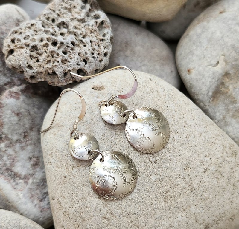 Disc earrings in sterling silver with imprinted flower pattern
