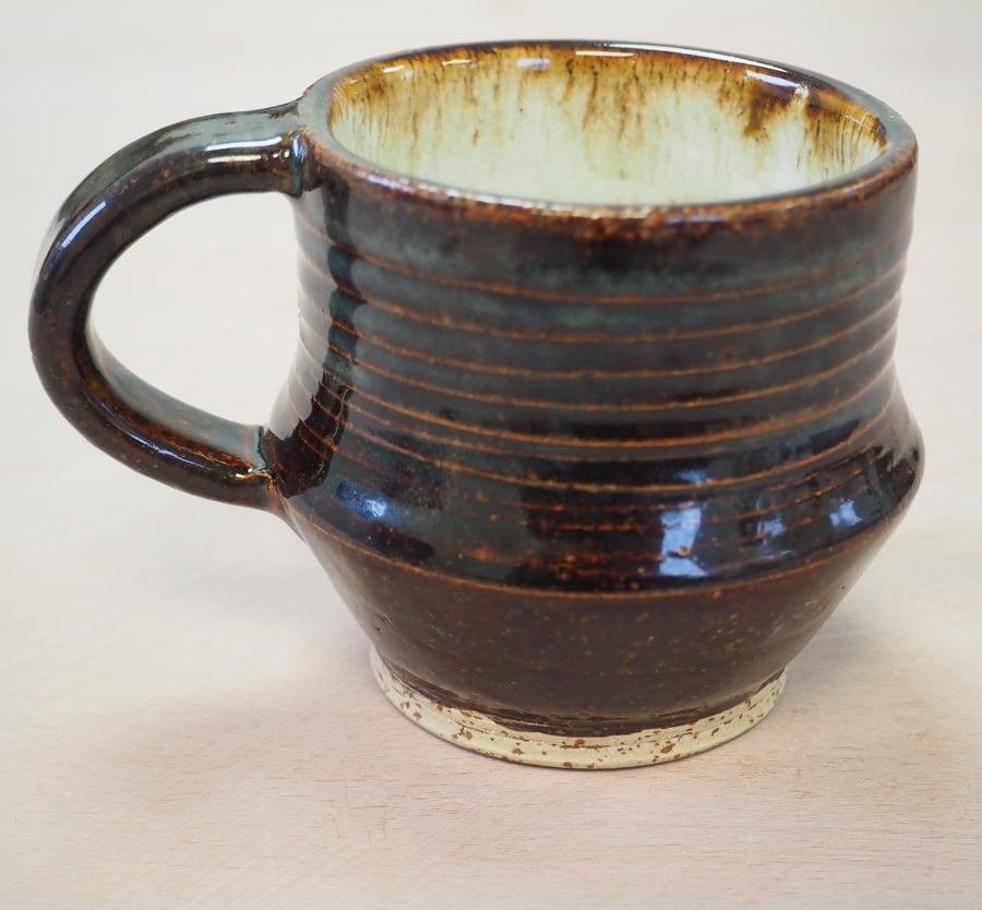  Stoneware pottery mug finished in a rich chocolate brown glaze.