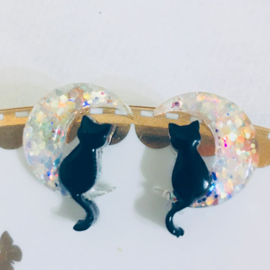 Resin cat and moon earrings 
