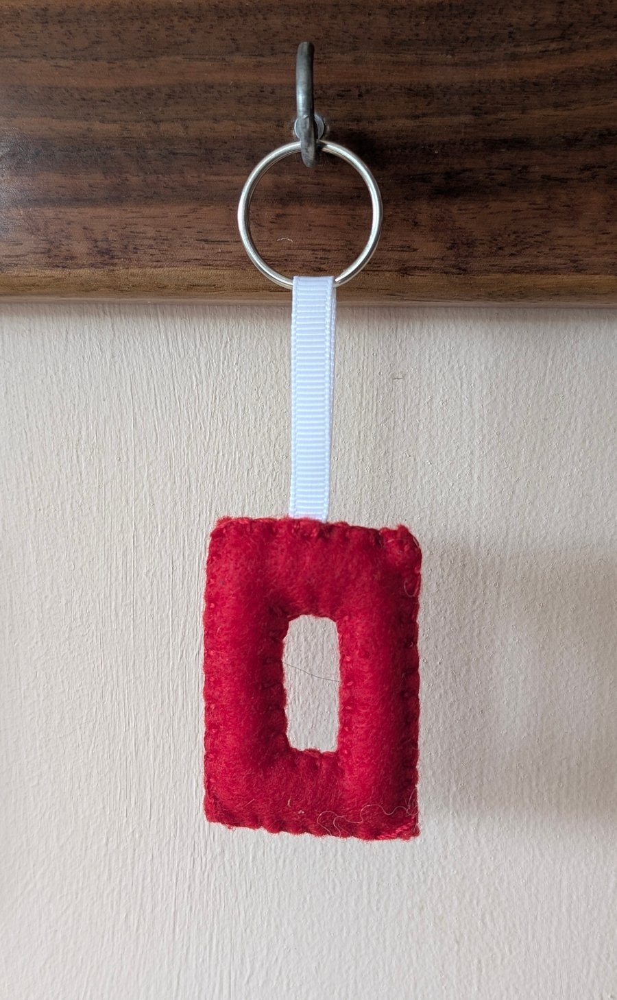 Handmade felt alphabet letter keyring O