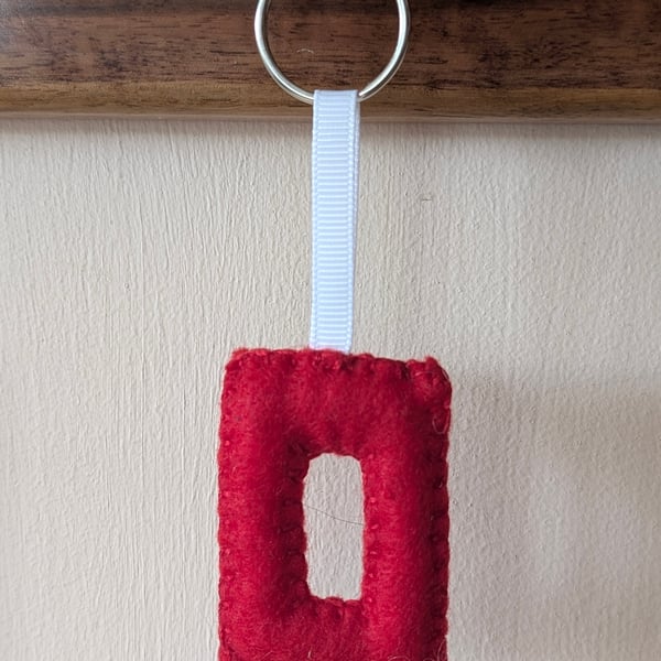 Handmade felt alphabet letter keyring O