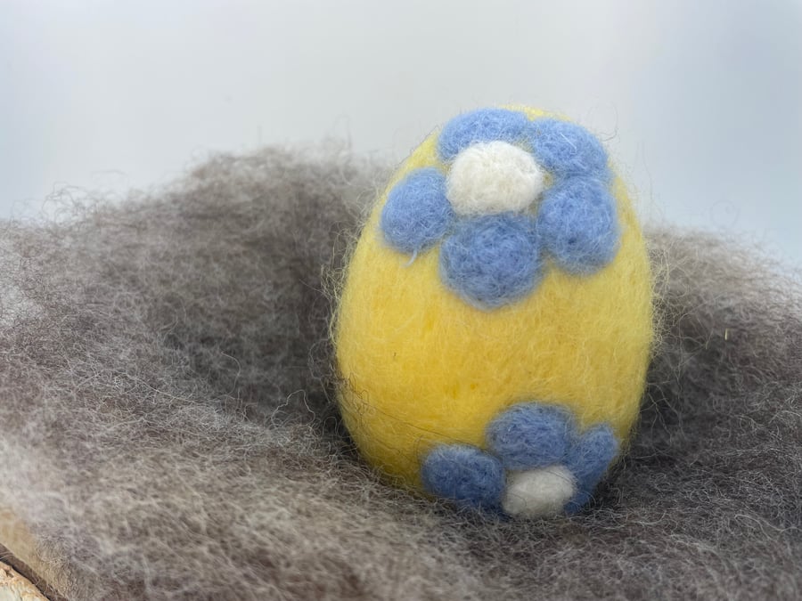 Felted Easter Egg, Needle Felt Easter Decoration, BLUE DAISY, Flowers