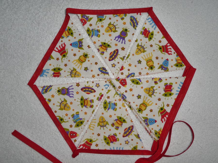  Bunting. Aliens. Childrens Bunting.3.5 m long and 12 flags. Lined. Red Bias