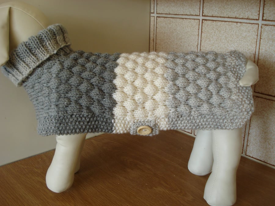 Knitted Medium Dog Coat In An Aran Ombre Yarn With Tones Of Grey (R843)