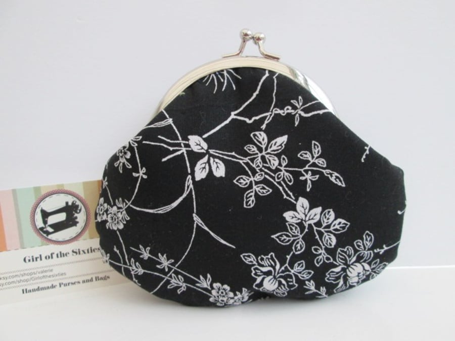 Coin purse with clasp