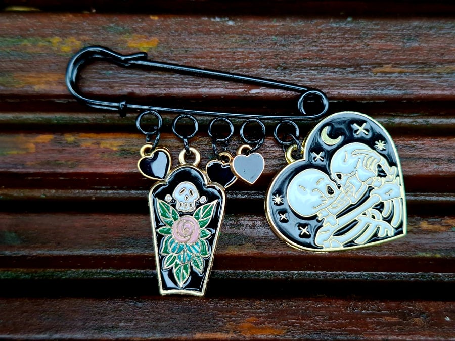 Safety Pin Brooch Badge black charms alternative emo skeleton hearts Valloween