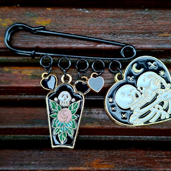 Safety Pin Brooch Badge black charms alternative emo skeleton hearts Valloween