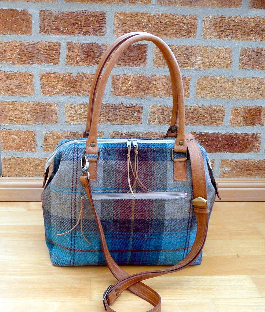 Wire frame handabg blue beige check tweed shoulder bag zip top handbag