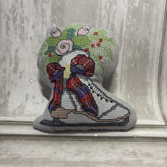Winter Bowl Filler - Ice Skate by Carolee Crafts SY 0029