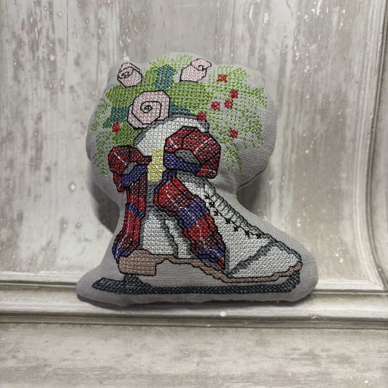 Winter Bowl Filler - Ice Skate by Carolee Crafts SY 0029