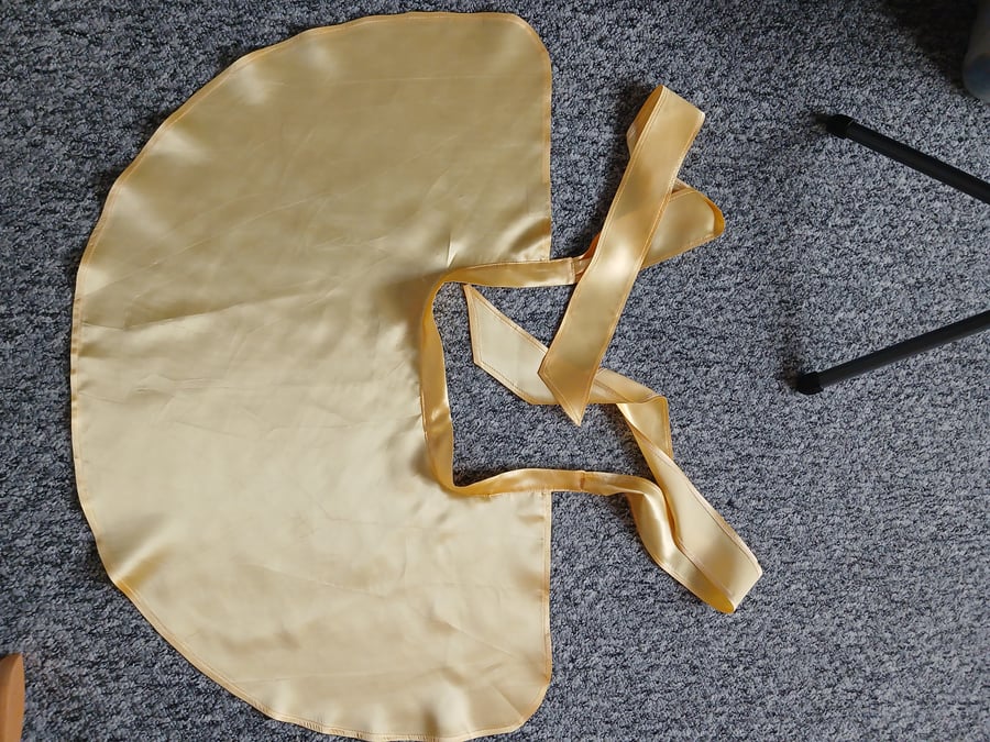 Yellow satin short apron