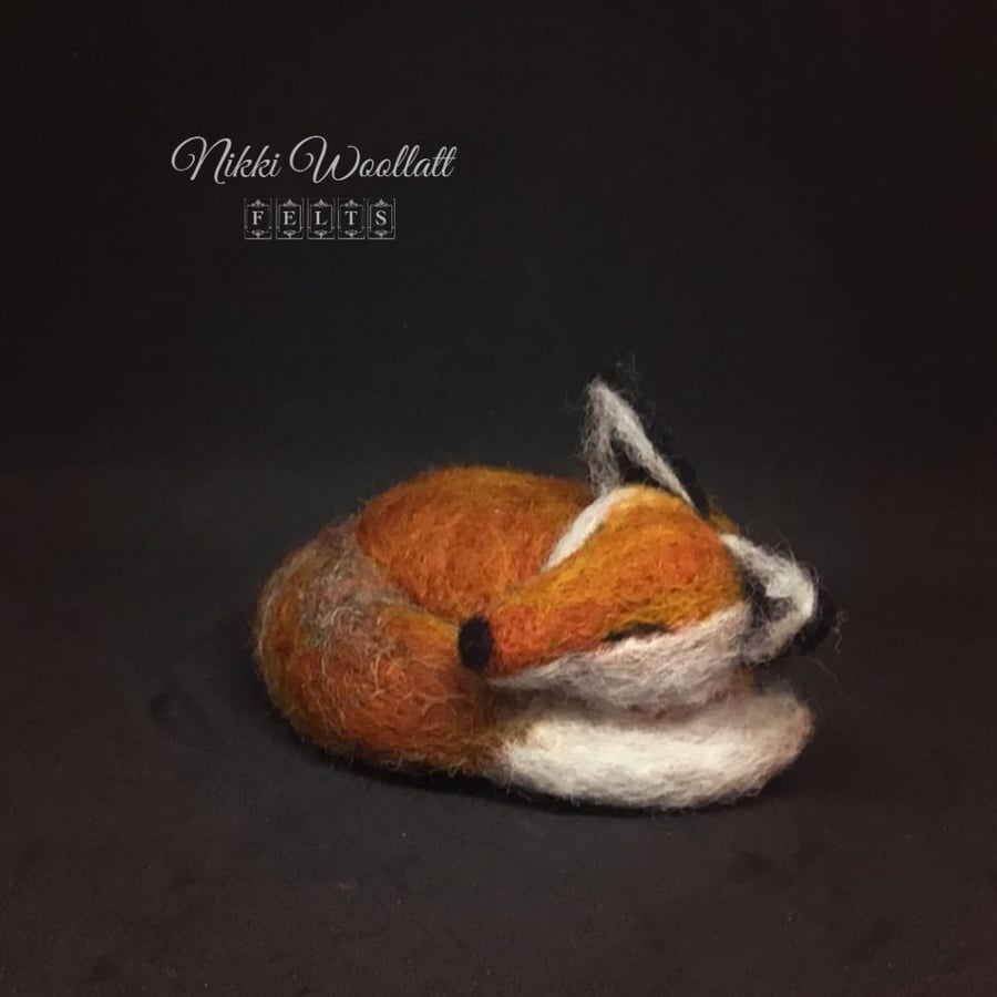 SLEEPY FOX NEEDLE FELTED SCULPTURE