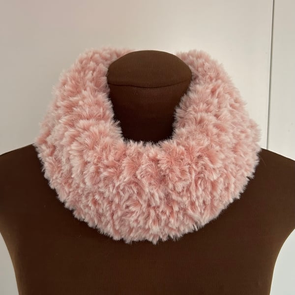 Soft, fluffy cowl, handknitted in ‘Chinchilla’yarn