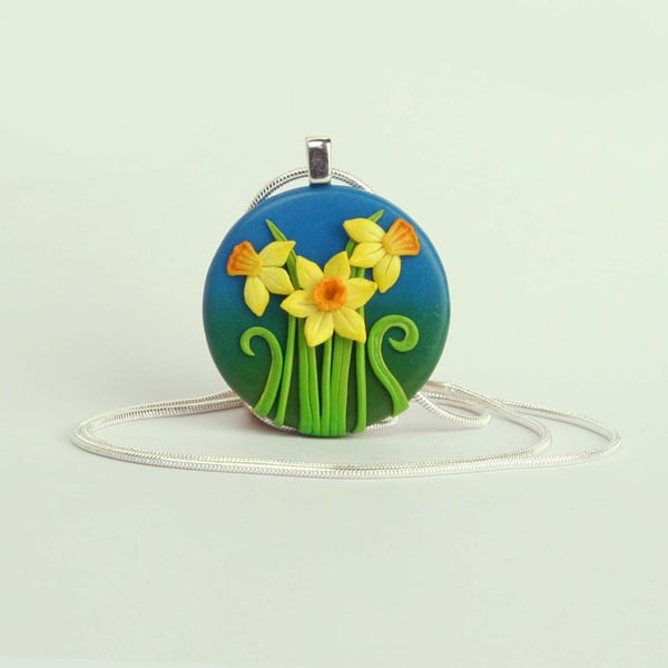 Daffodil necklace, round