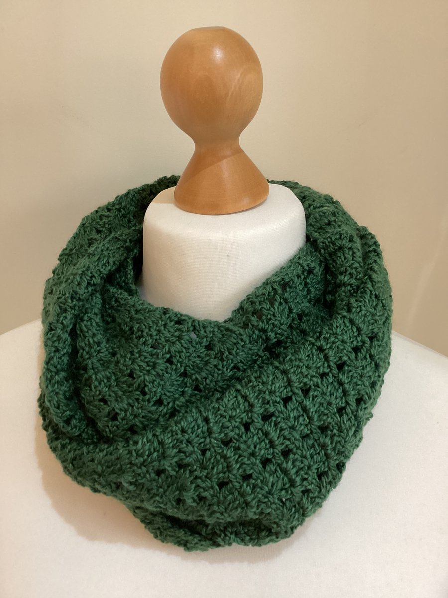 Infinity scarf in wool and silk. Colour Evergreen