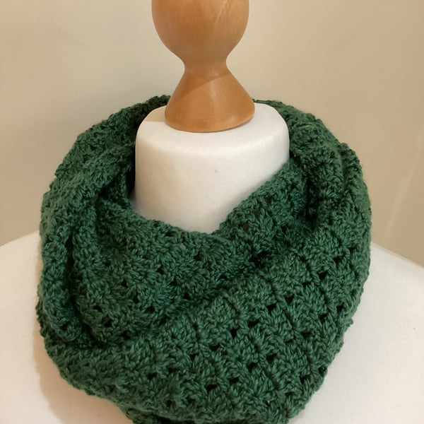 Infinity scarf in wool and silk. Colour Evergreen