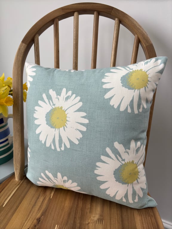 Floral cushion cover with daisy print in mineral, 40cm x 40cm